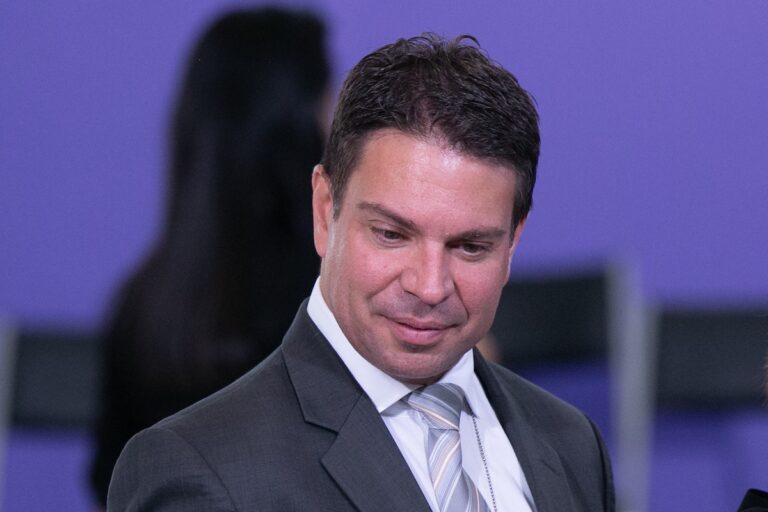 Cota parlamentar usada para impulsionar redes mesmo com Ramagem foragido