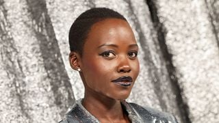 Lupita Nyong'o revela cirurgia para remover 30 miomas e destaca impacto da condição