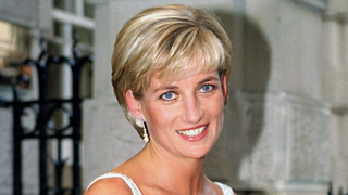 Scarpin metálico dourado resgata elegância clássica de Lady Di para 2026