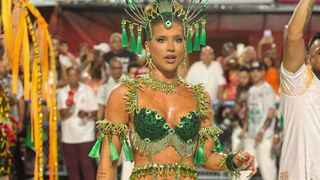 Virgínia Fonseca impressiona com look ousado e fantasia de Carnaval junto dos filhos