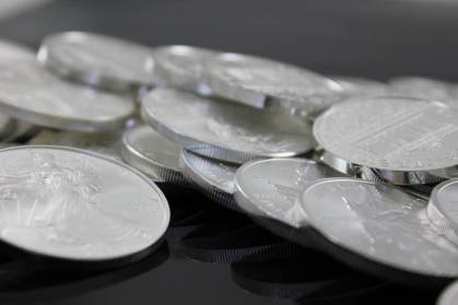 Ouro e prata sobem forte diante de incertezas globais em fevereiro