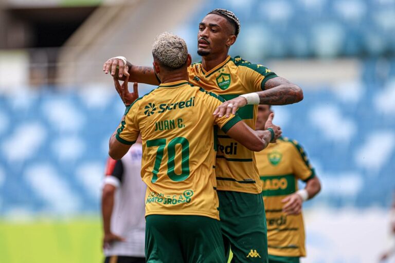 Coritiba tenta contratar Derik Lacerda, artilheiro do Sport no Brasileirão 2025