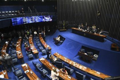Senado aumenta penas para furtos e roubos de celulares em projeto aprovado