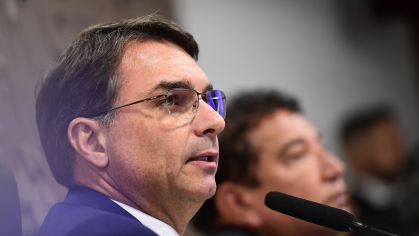 Flávio Bolsonaro detalha cortes e apoio a Tarcísio em evento para empresários