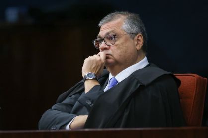 Flávio Dino autoriza desbloqueio de emendas de Ramagem e Eduardo Bolsonaro