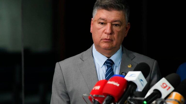 Presidente da Cpmi do Inss ameaça condução coercitiva para depoimento de Daniel Vorcaro