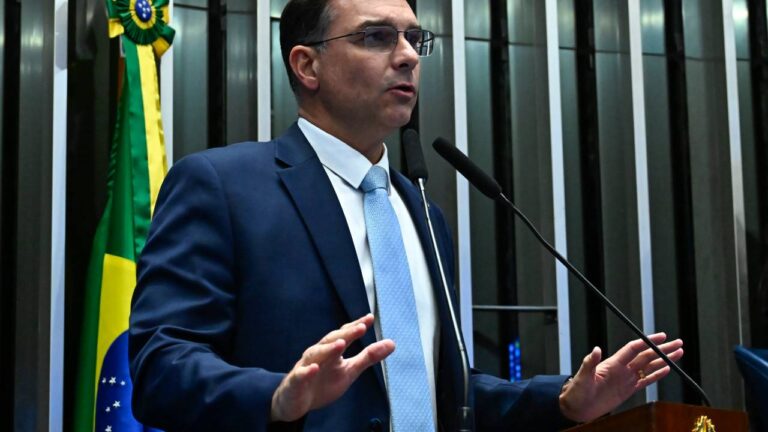 Justiça determina remoção de posts com imagens falsas ligando Flávio Bolsonaro a escândalos
