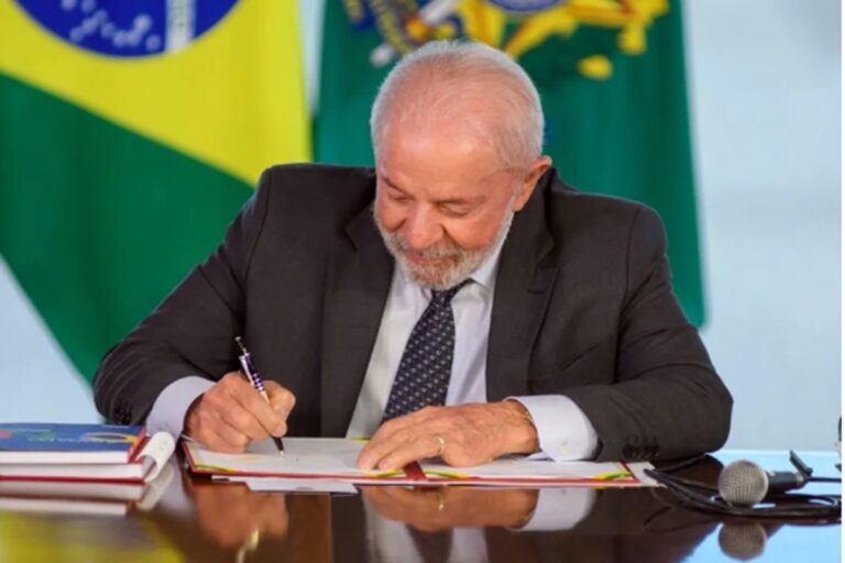 Lei do descongela autoriza pagamento retroativo a servidores públicos