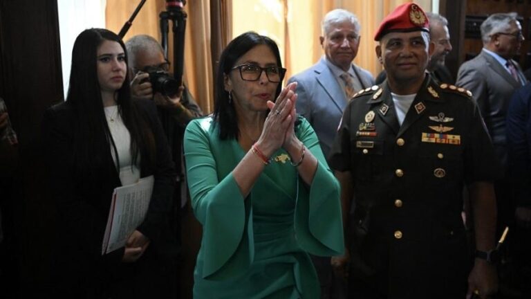 Venezuela: Delcy busca apoio interno após crise militar e política