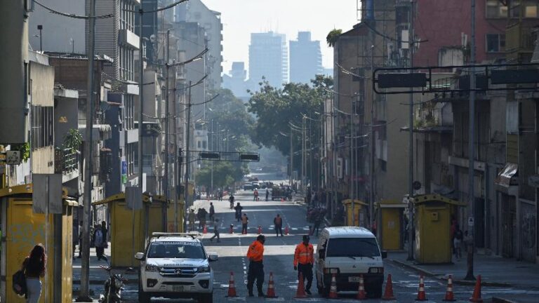 Silêncio em Caracas após bombardeios: venezuelanos relatam ansiedade e destruição