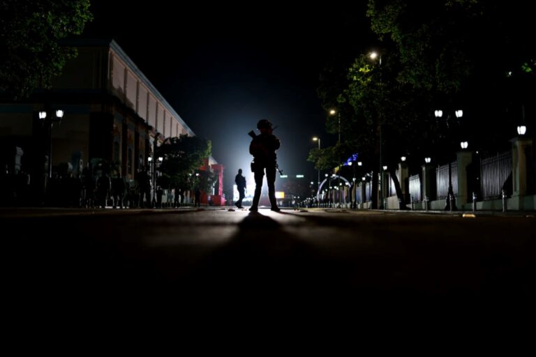 Censura e revista de celulares impactam venezuelanos em meio a crise