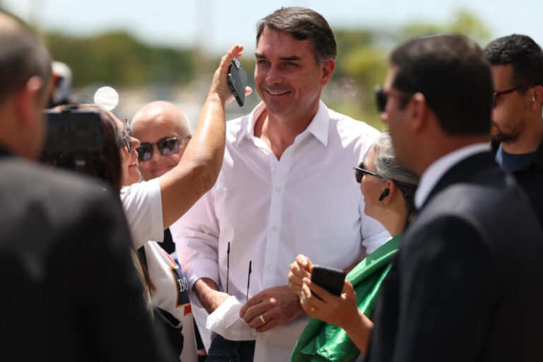Flávio Bolsonaro critica Lewandowski por pedir investigação da PF