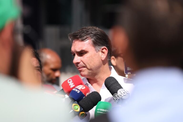 Alexandre de Moraes rebate críticas sobre prisão de Jair Bolsonaro na Papudinha