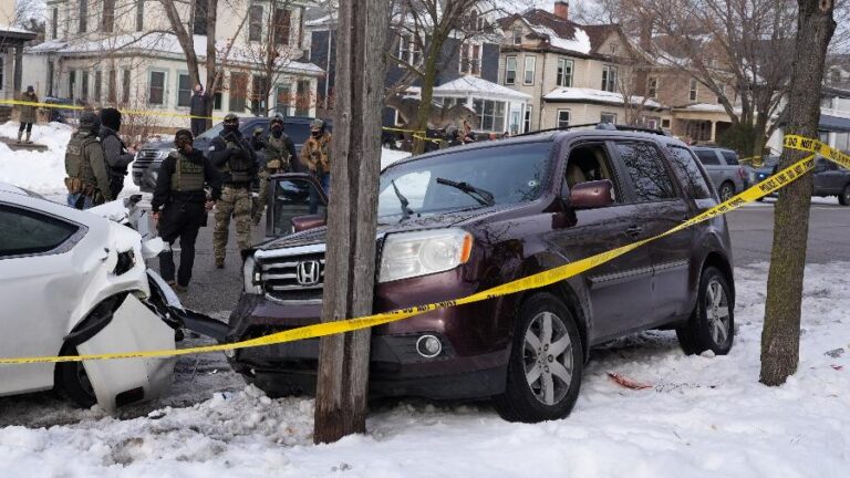 Esposa de mulher morta em Minneapolis denuncia disparidade de armas