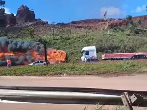 Ônibus em chamas desce de ré na rodovia Fernão Dias em MG
