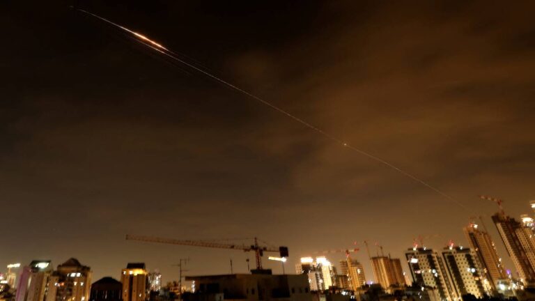 Israel intensifica ofensiva em Teerã enquanto Irã ameaça instalações energéticas do Golfo