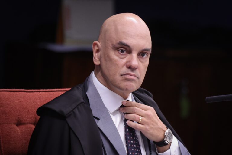 Pedido de Bolsonaro inclui smart tv e assistência religiosa na cela