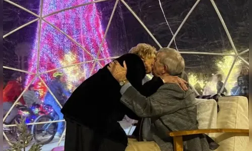 Idosos noivos após 40 anos como vizinhos em Lexington