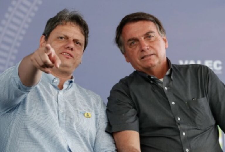 Tarcísio de Freitas visita Jair Bolsonaro para tratar apoio a Flávio Bolsonaro