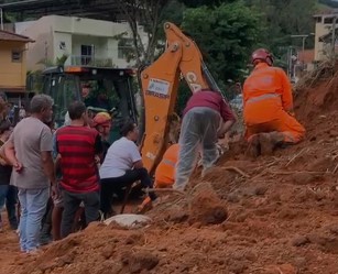 Bombeiros intensificam buscas por soterrados em deslizamento em Juiz de Fora