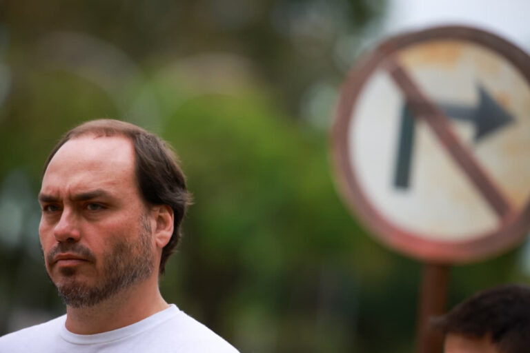 Carlos Bolsonaro nega existência de golpe três anos após 8 de janeiro