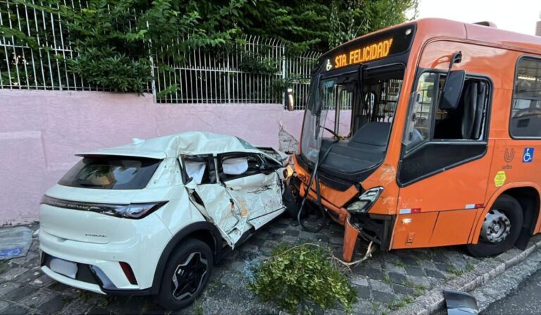 Acidente em Curitiba deixa carro arrastado por ônibus e motorista preso às ferragens