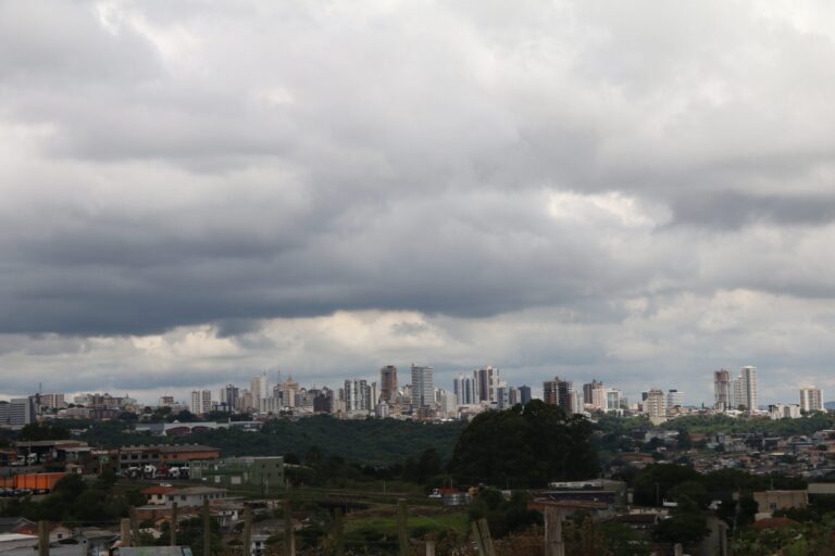 Tempestade em ponta grossa provoca estragos e mobiliza defesa civil