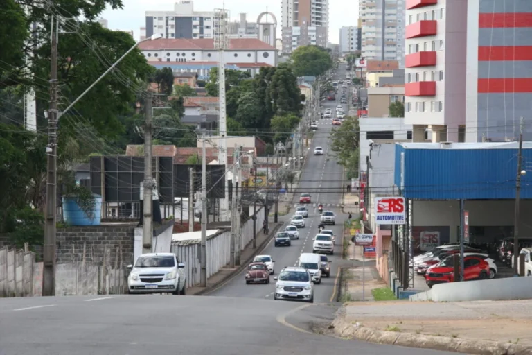 Bloqueios em ruas de Oficinas em Ponta Grossa na quarta-feira