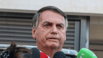 Bolsonaro busca assistência religiosa de padre na Papudinha