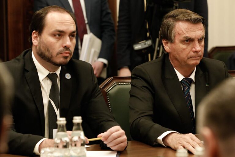 Carlos Bolsonaro critica ruído excessivo na cela do pai