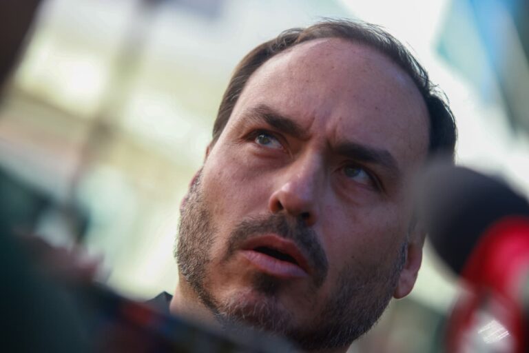 Carlos Bolsonaro alerta sobre risco de nova queda do pai preso