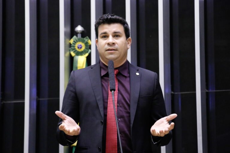 PT em Pernambuco adota postura flexível entre Campos e Raquel