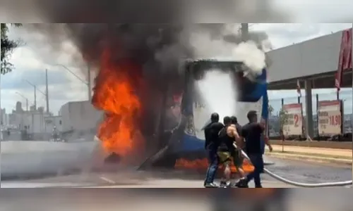 Incêndio destrói ônibus em Londrina com 27 trabalhadores a bordo