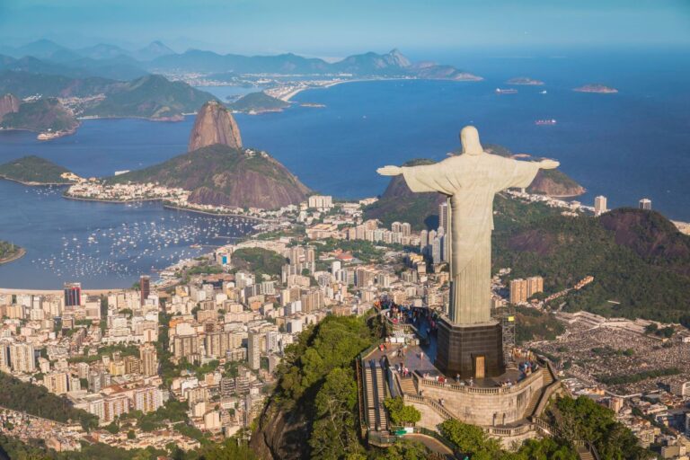 Cristo Redentor ganha iluminação especial para os 165 anos da Caixa