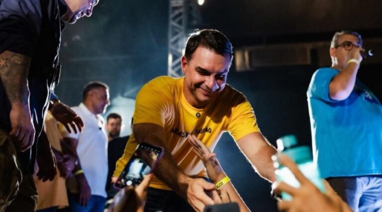 Flávio Bolsonaro fortalece pré-candidatura com jingle que desafia o centrão