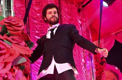 Diogo Defante marca estreia na Sapucaí com homenagem a Rita Lee