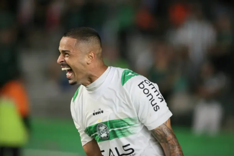 Dupla ex-Coritiba lidera disputa pela artilharia no futebol brasileiro em 2026