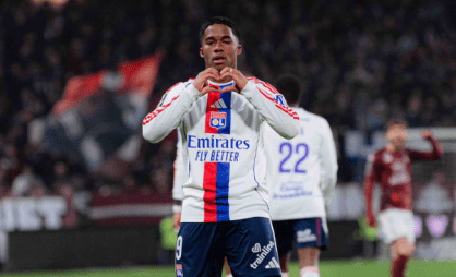 Endrick marca gol no primeiro chute pelo Lyon na Ligue 1