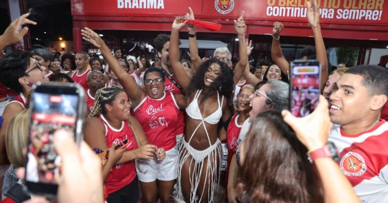 Érika Januza retorna à Viradouro e é aclamada no ensaio de Carnaval