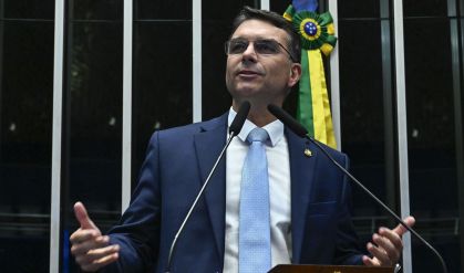 Flávio Bolsonaro comenta evolução da saúde de Jair Bolsonaro na UTI