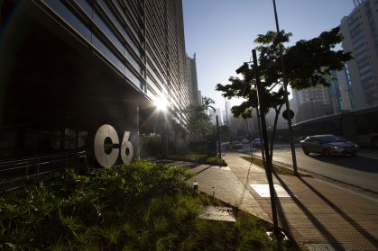 Inss exige devolução de R$ 300 milhões pelo C6 Bank a aposentados