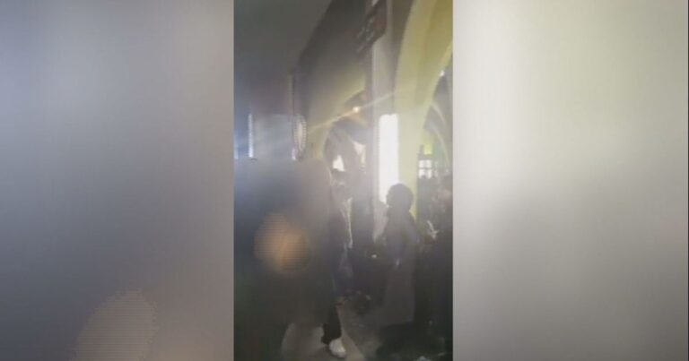 Familiares intensificam críticas ao governo no funeral de manifestantes no Irã