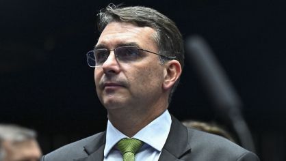 Flávio Bolsonaro critica ausência de Lula na posse do presidente do Chile
