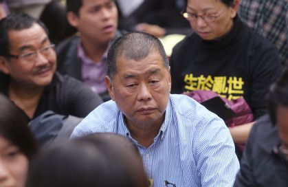 Jimmy Lai condenado a 20 anos por crimes contra a segurança nacional em Hong Kong