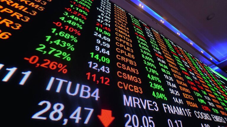Ibovespa sobe com avanço geopolítico e dólar recua