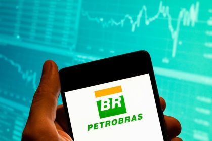 Ações de petrolíferas sobem com alta do petróleo após ataque no Irã