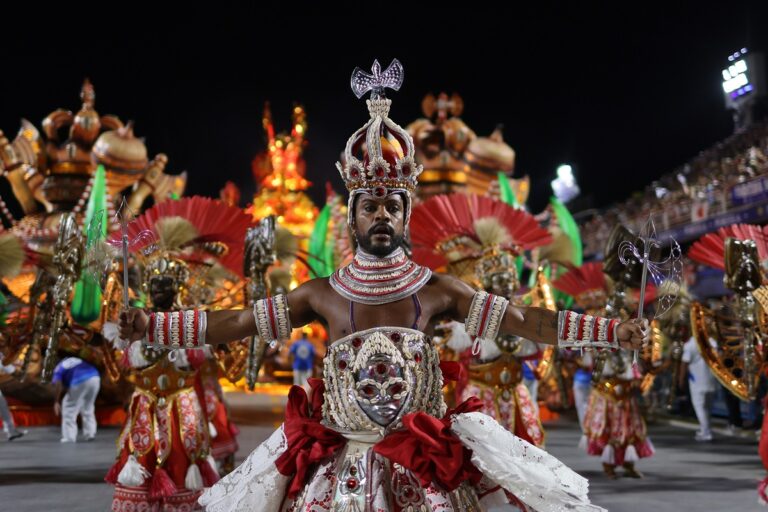 Homenagens marcam enredos das escolas de samba do Rio em 2026