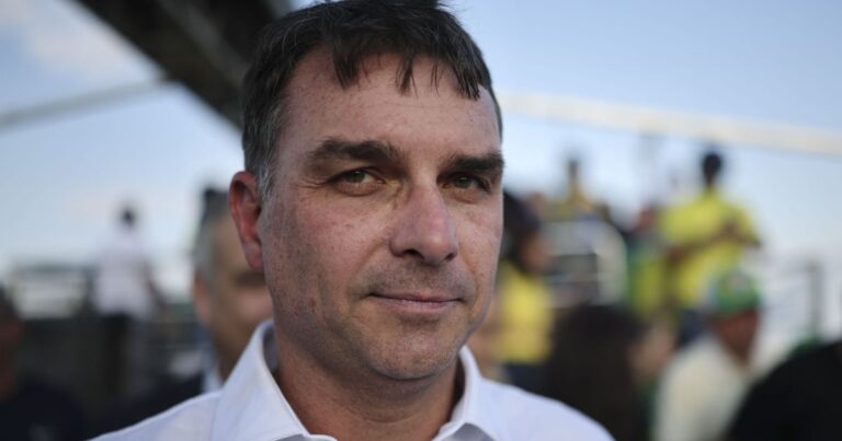 Desistência de Ratinho Jr. pode reposicionar Flávio Bolsonaro no centro político