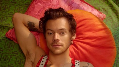 Harry Styles revela motivo da crise de riso no funeral da avó