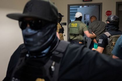Ice redefine foco em criminosos para reduzir confrontos em operações migratórias
